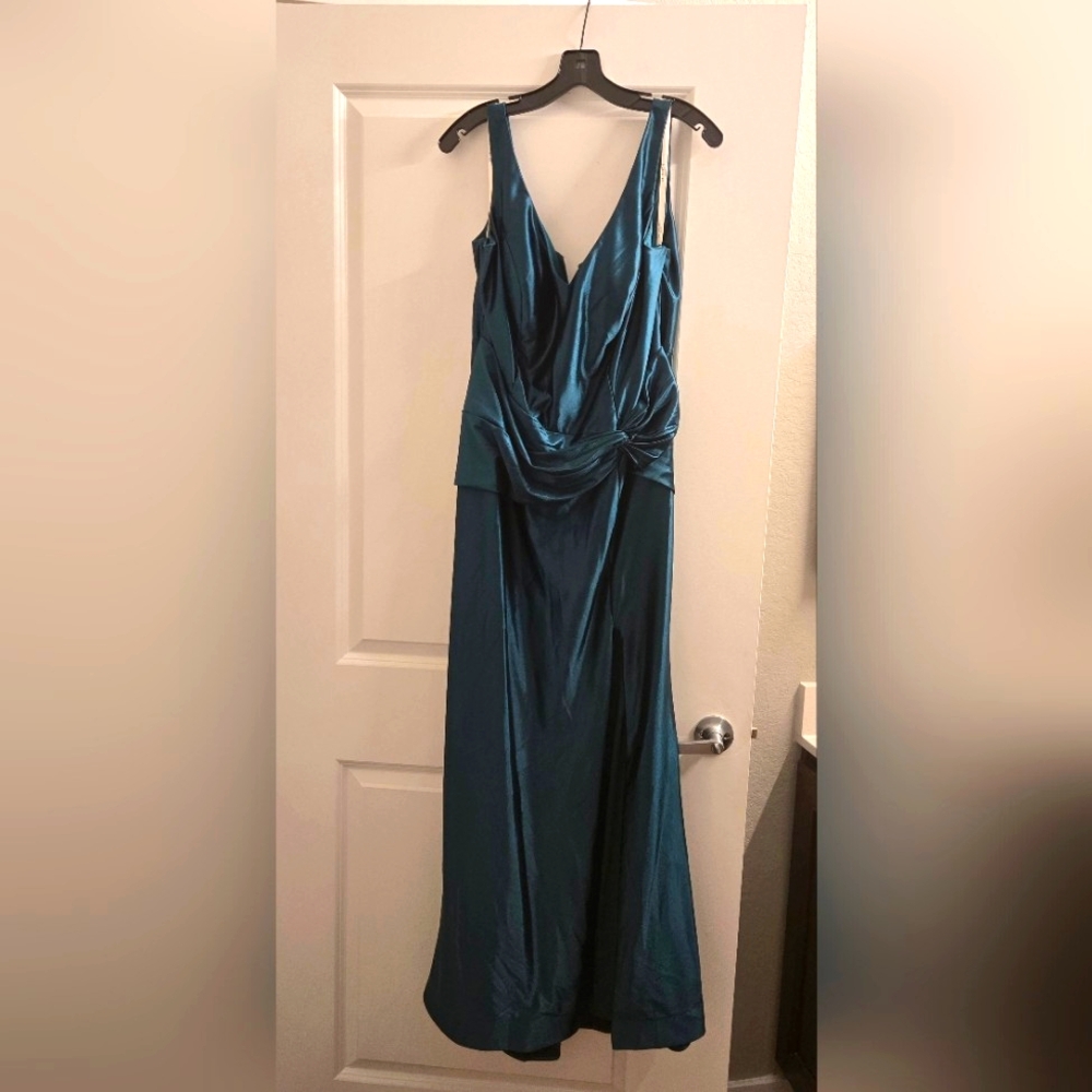 Galina Signature Green Maxi Gown with Sleeveless Design for Prom or wedding